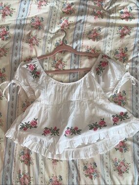 (100% cotton) japna white peasant top with puff sleeves and rose embroidery